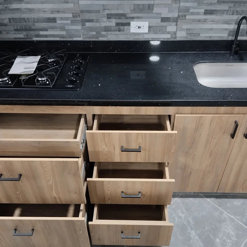 Detalle de herrajes de cierre suave y ensamble de muebles a medida LEND