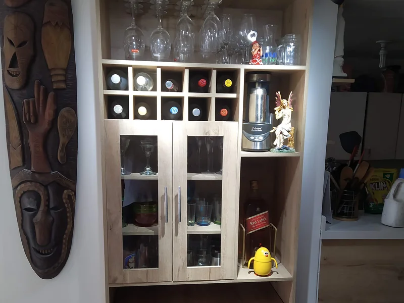 Mueble bar con copero, vinoteca y vitrina de vidrio