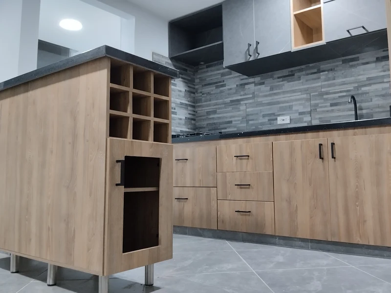 Mueble de cocina y barra con mesón en cuarzo y alacenas