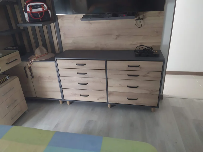 Centro de entretenimiento con panel para TV y repisas