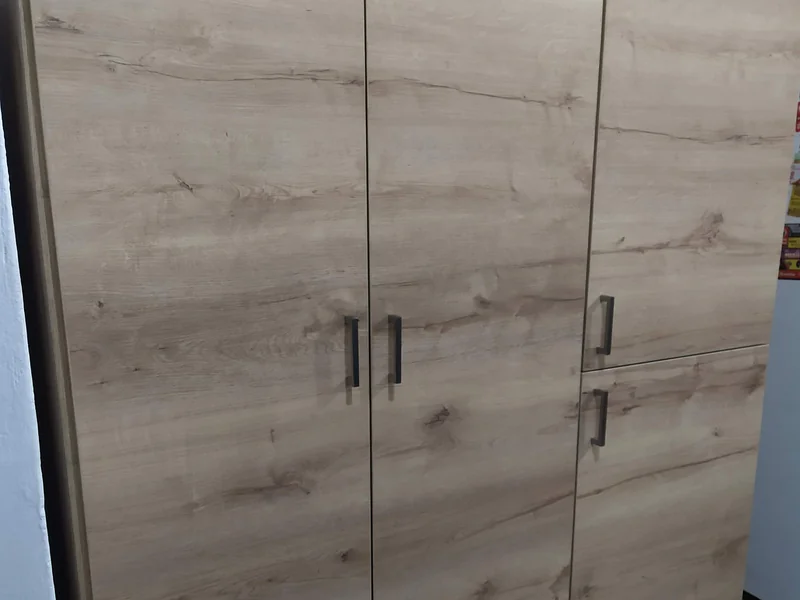 Mueble multiuso de puertas altas en tono roble