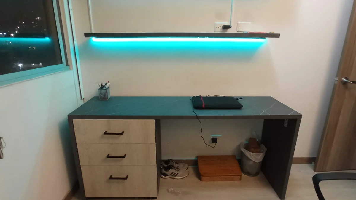 Escritorio moderno con repisa flotante iluminada con luz LED