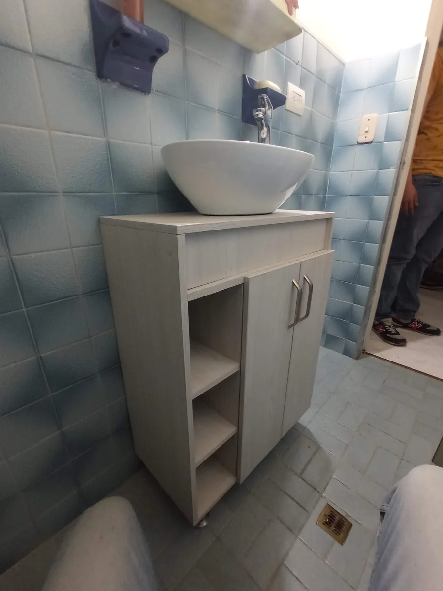 Mueble de baño a medida con lavamanos de sobreponer