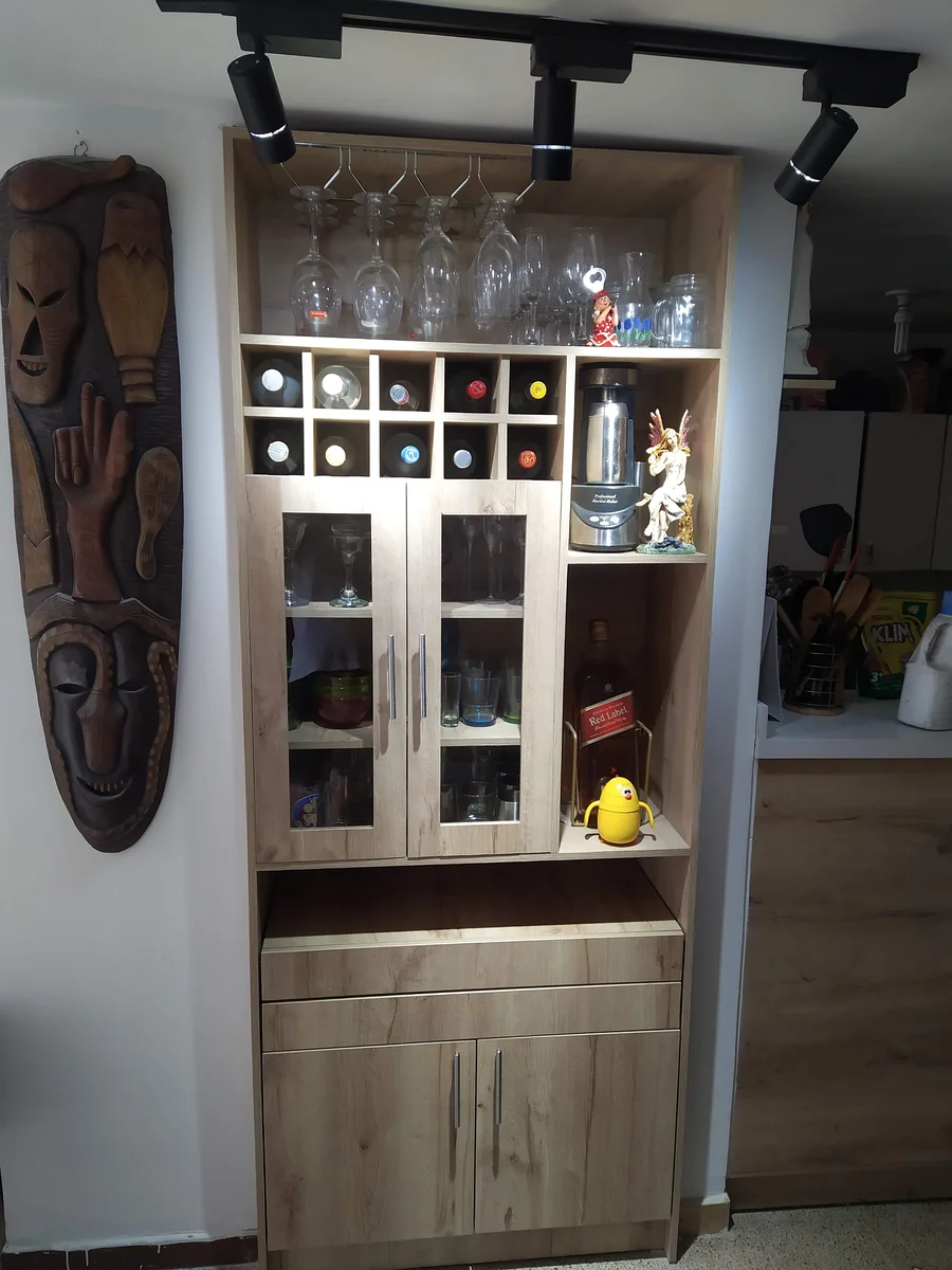 Mueble bar a medida con vinoteca y copero en Medellín