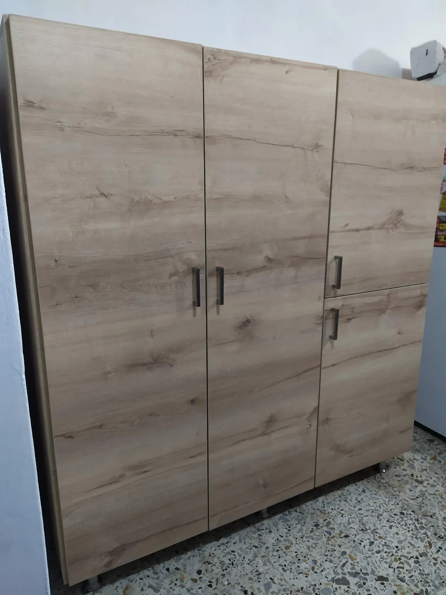 Mueble multiuso de puertas altas en tono roble