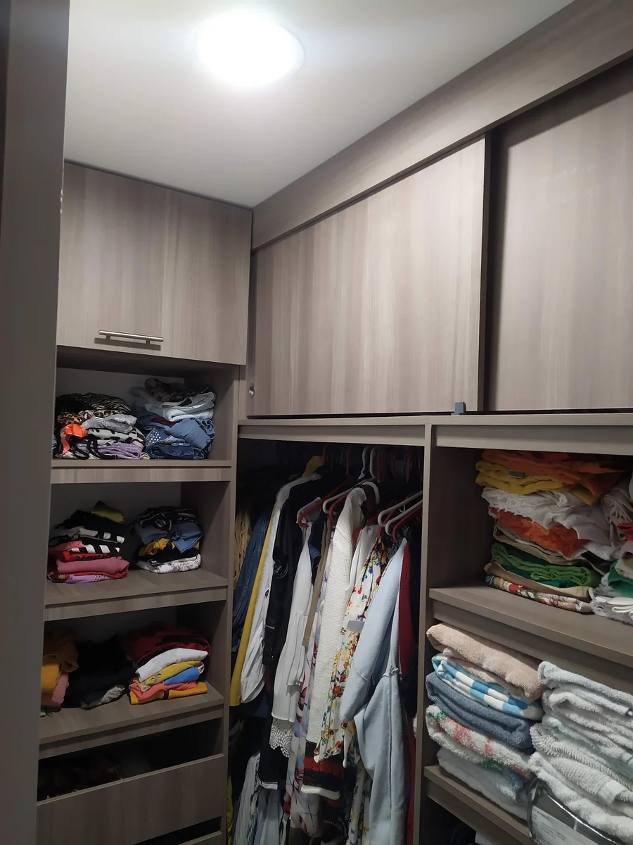 Interior de vestier modular con estantería y zapatero